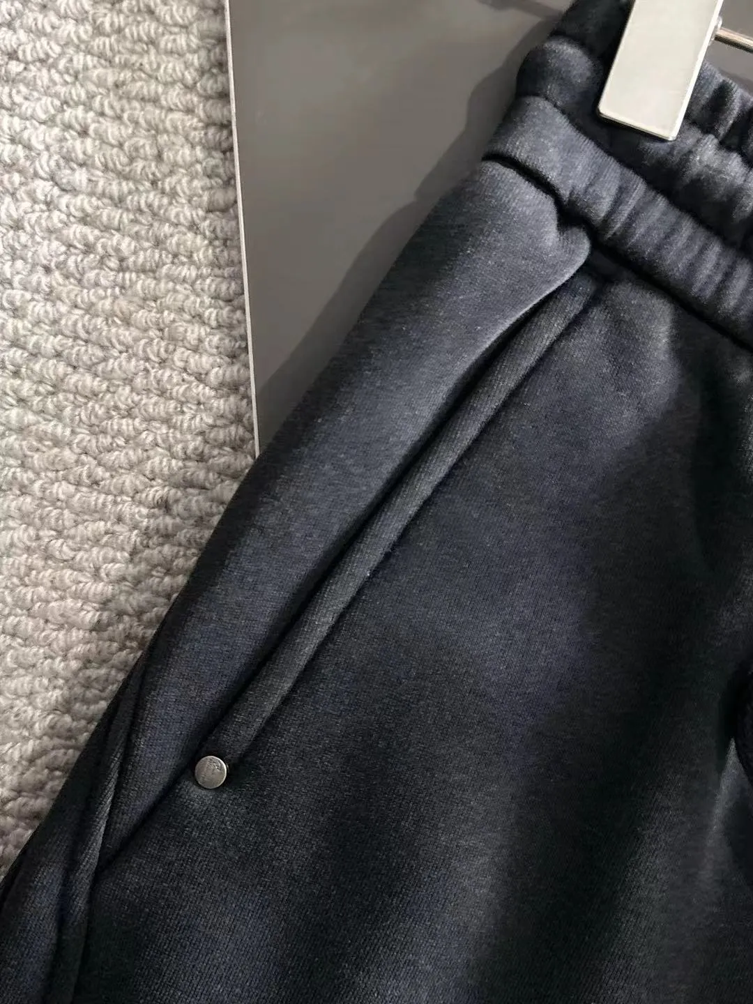 Next day shipment P360 Big Goose 2025 new winter elastic band casual pants, thick velvet counter-customized fabric, high breathability and comfort, impeccable details, brand element design concept, reflecting high quality. It feels delicate and soft! It presents a casual cut and the upper body shape is great! Size: M-3XL